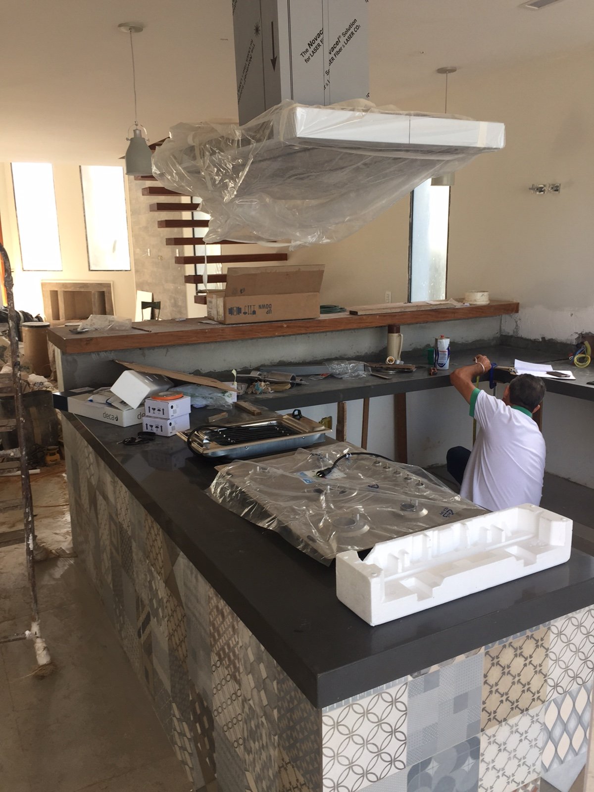 Equipe instalando acabamentos em cozinha