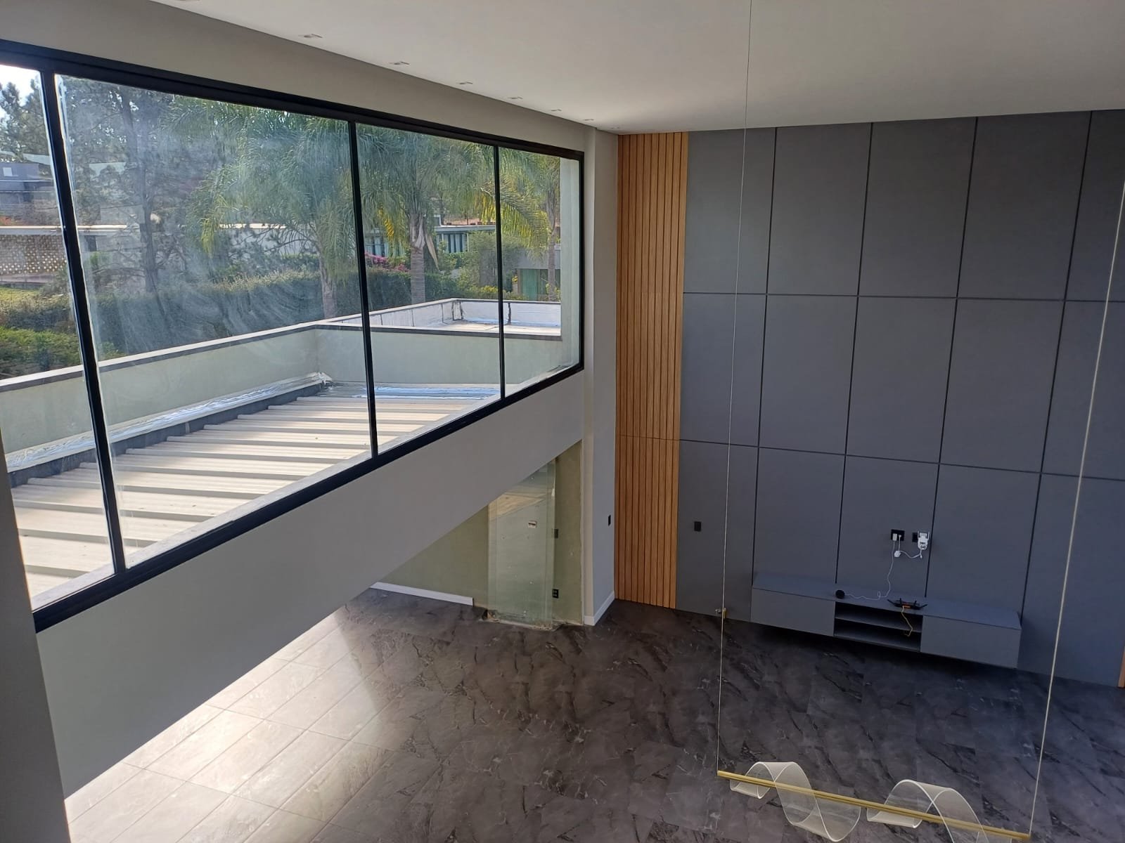 Sala de pé-direito alto com esquadrias amplas