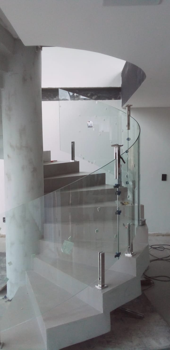 Escada com guarda-corpo em instalação